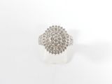 gros plan d'une bague en diamant sur une surface blanche