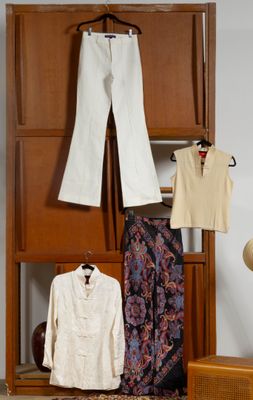 une photo d'une armoire avec des vêtements suspendus dedans