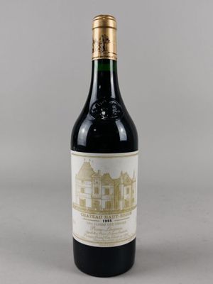 une bouteille de vin posée sur une table à côté d'une bouteille de vin
