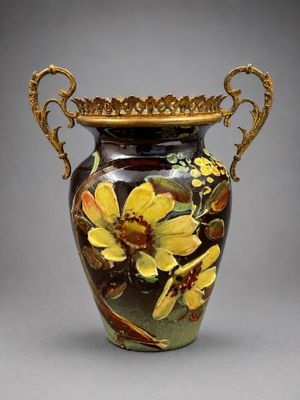 un vase avec un motif floral sur une table