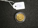 gros plan d'une pièce de monnaie portant une étiquette de prix