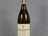 une bouteille de vin posée sur une table