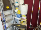 une pièce où se trouvent de nombreux outils