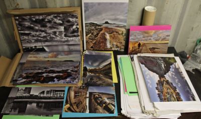 un grand nombre de livres posés sur une table