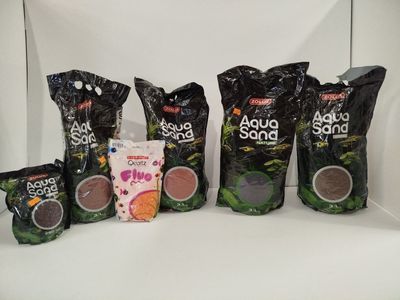 plusieurs sachets de nourriture posés sur un plan de travail, à côté d'un paquet de chips