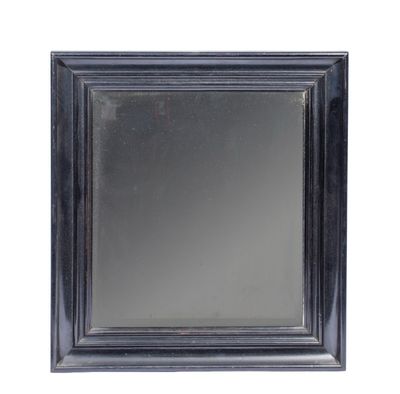 un gros plan d'un miroir au cadre noir sur fond blanc