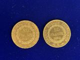 deux pièces d'or sur un fond bleu