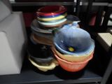une pile de bols posée sur une étagère dans une pièce