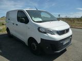 une photo d'une camionnette blanche garée sur le bord de la route