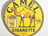 une enseigne « Camel » accrochée au mur d'un magasin