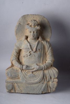 statue d'un Bouddha assis, coiffé d'un chapeau