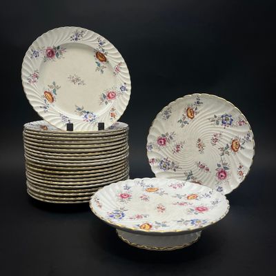 plusieurs assiettes empilées sur une table