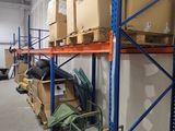 une pièce avec beaucoup de boîtes sur les étagères