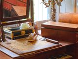 un bureau en bois sur lequel se trouvent un miroir et une boîte en bois