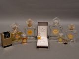un petit assortiment de flacons de parfum et une boîte à bagues
