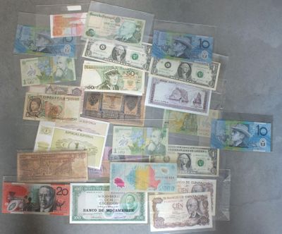 de nombreux types de papier-monnaie sur la table