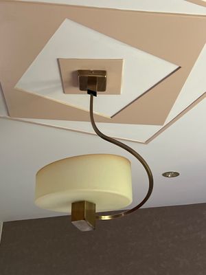 une lampe suspendue au plafond de la pièce