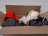 une boîte en carton remplie de vêtements et d'autres objets