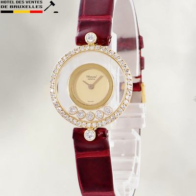 une image montrant un gros plan d'une montre-bracelet dotée d'une lunette sertie de diamants