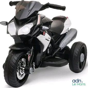 une moto miniature en noir et blanc sur fond blanc