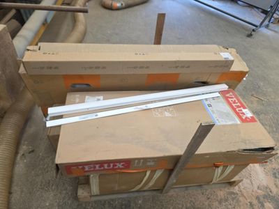 une pile de cartons posée par terre à côté d'un tuyau d'arrosage