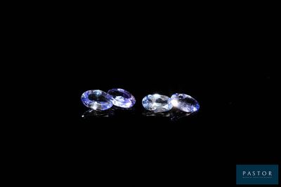 une paire de saphirs bleus sur fond noir