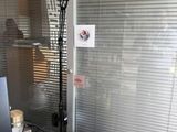 un bureau sur lequel se trouvent un ordinateur et une lampe