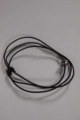 COLLIER en cuir noir orné d'un Keshi de Tahiti.