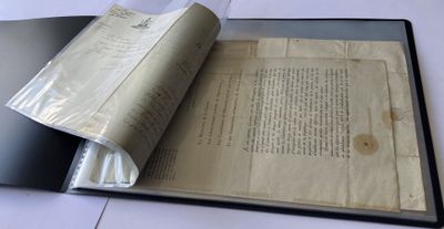 un livre ouvert posé sur une table
