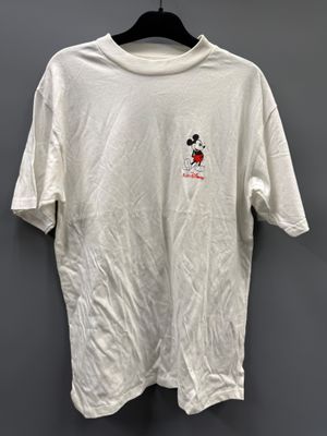 un t-shirt blanc avec un motif de Mickey Mouse sur le devant