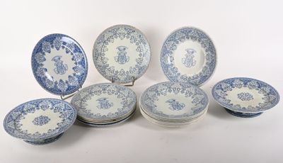Plusieurs assiettes et bols bleus et blancs sont disposés sur une surface blanche