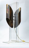 Philippe JEAN (1931-1987). Une lampe à poser en plexiglass e…