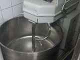 une photo d'un mixeur dans une cuisine