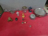 une table rouge sur laquelle sont disposés de nombreux objets en argent et en verre