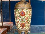un vase posé sur une table en verre dans une pièce