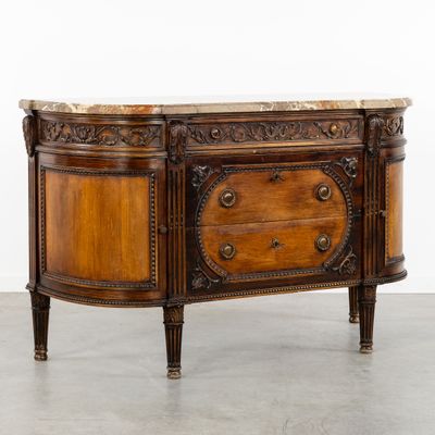 une armoire ancienne en bois avec un plateau en marbre et des tiroirs