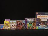Plusieurs livres pour enfants sont alignés sur une surface noire