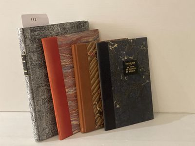 cinq livres alignés les uns à côté des autres sur une étagère