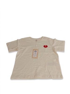 T-shirt avec un cœur sur la poitrine et une étiquette sur la poitrine