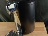 une machine à café noir posée sur une table en bois