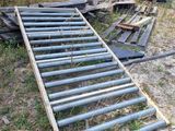 un tas de vieux tuyaux métalliques posés dans l'herbe