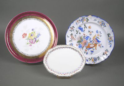 LIMOGES Grand plat circulaire en porcelaine à décor polychro…