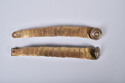paire de poignées de porte anciennes en laiton plaqué, sur fond blanc