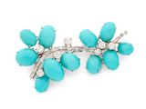 un gros plan sur une paire de boucles d'oreilles en turquoise et diamants