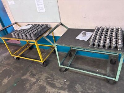 de nombreuses canettes de soda posées sur un chariot dans une pièce