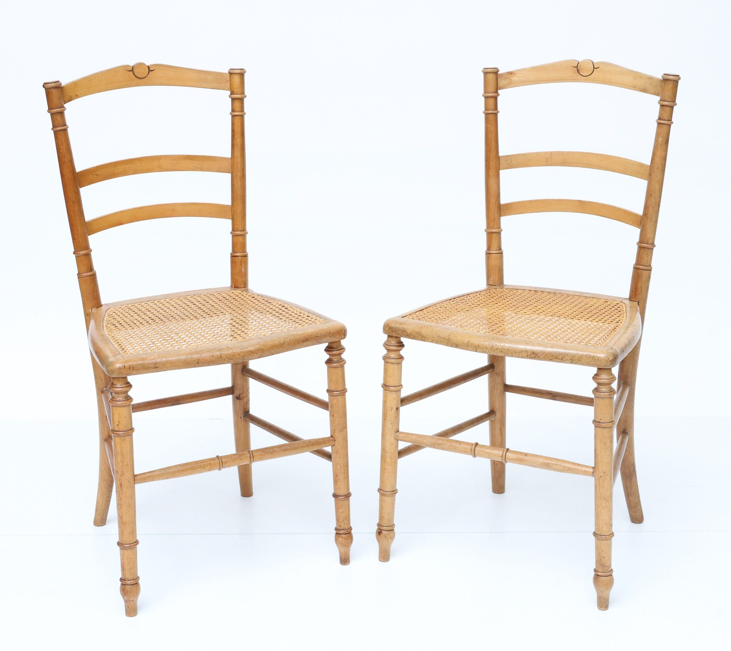 Paire de chaises en bois naturel style bambou, assise cannée…