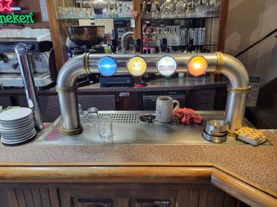 une photo d'un bar avec plusieurs robinets à bière dessus
