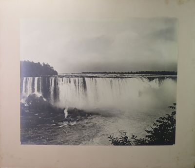 une vieille photo en noir et blanc d'une cascade au cœur d'une forêt