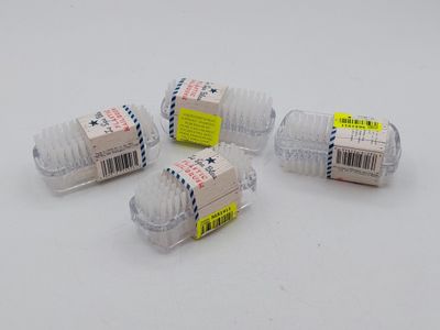 quatre petits récipients en plastique contenant de la nourriture, posés sur une surface blanche
