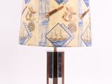 la lampe repose sur un pied en bois et est équipée d'un abat-jour bleu et blanc